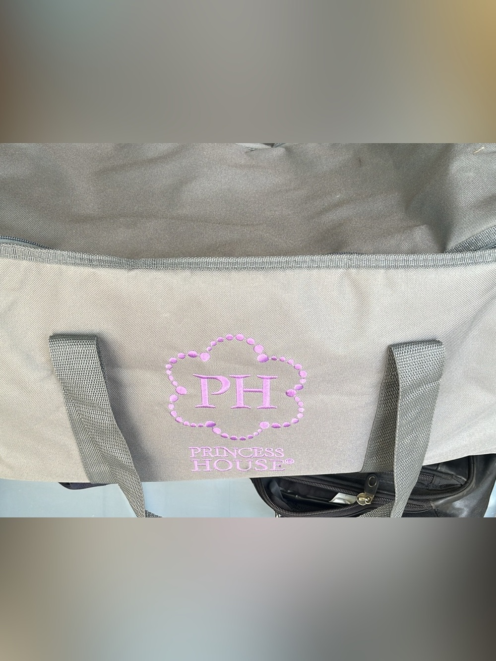 Princess House luggage… wheels and handle and zipper all work $10.00 ship 5 lbs